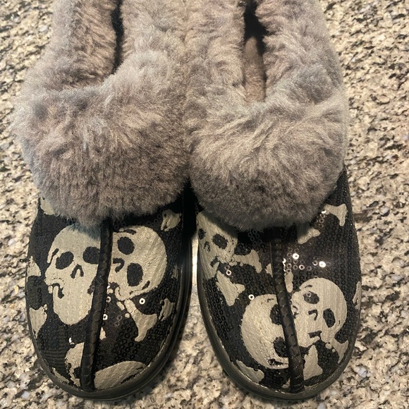 UGG Women’s Skull Slippers 7 - Picture 1 of 4
